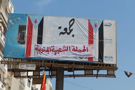 شاهد فيديو جنود يتبعون الشيخ حميد الأحمر يطلقون النار على مشيعين يرفعون علم الجنوب بكريتر قبل قليل