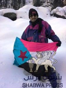 شاب من شبوة يرفع علم الجنوب فوق أعلى قمم جبال الهملايا  (صور ) .