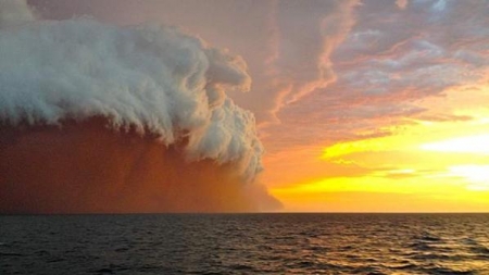 عاصفة رملية وسط المحيط الهندي