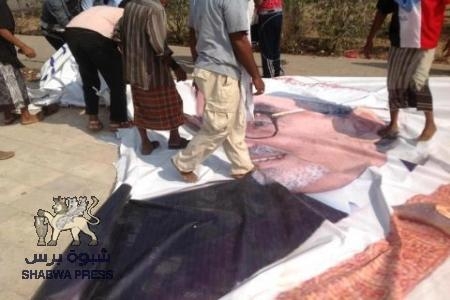 تمزيق صورة الشيخ الاحمر للمرة الثانية خلال اسبوعين في عدن