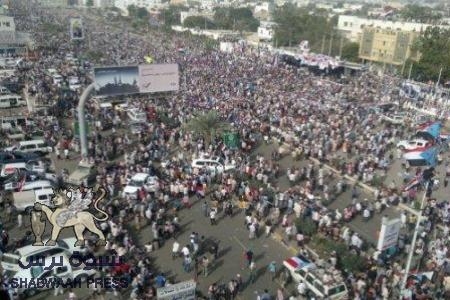 عروسا التصالح والتسامح يعقدان قرانهما بالمنصة أمام مليونية التصالح والتسامح