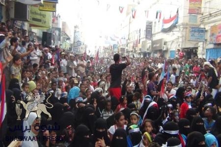 مئات الالاف بمدينة المكلا تحتشد بالمكلا وتهتف بساحة جامع عمر ثورة ثورة ياجنوب برع برع يااستعمار (صور)