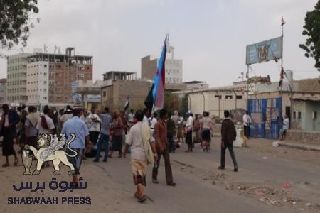 محتجون يغلون طريقا أمام سجن مركزي بعدن للمطالبة بإطلاق سراح سجناء سياسيين