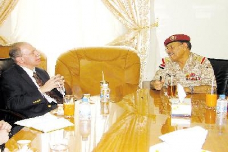 لقاء غير معلن بين اللواء علي محسن الأحمر والسفير الأمريكي بصنعاء