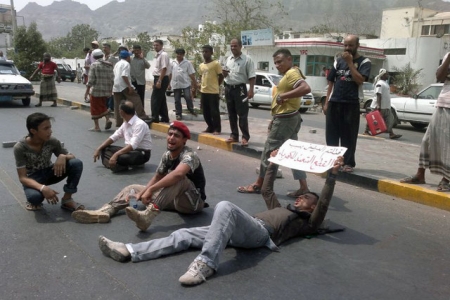 إضراب عمال كهرباء عدن اليوم يهتفون ثورة ثورة ياجنوب (فيديو )