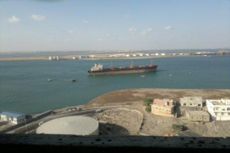 مسؤول بميناء عدن يكشف عن  معلومات في غاية الخطورة حول صفقات الأسلحة