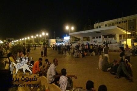 بعد كر وفر مع أطقم عسكرية :أنصار الحراك الجنوبي يسيطرون على ساحة العروض
