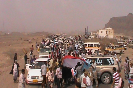 محافظ لحج يوجه النقاط بعدم منع أنصار الحراك من التوجه الى عدن