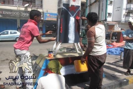 شباب المعلا يعيدون رسم أعلام الجنوب بعد أن مسحها جنود ملثمون فجرا