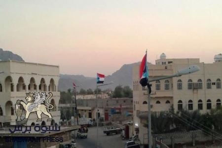 الحركة الشبابية والطلابية بمديريات بيحان تواصل تزيين بيحان بإعلام دولة الجنوب