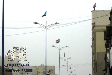إستجابة لحملة رفع مليون علم جنوبي . أعلام دولة الجنوب ترتفع عالياً في حي السحيل بمدينة سيئون (صور)