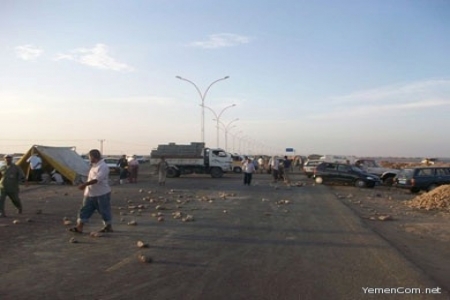 جنود منقطعون من أبين يقطعون الطريق العام في زنجبار