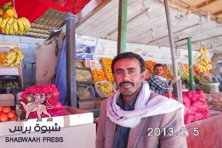 أحد ابناء شبوة يكسر احتكار اليمنيين بيع الخضار في سوق عتق(صور)