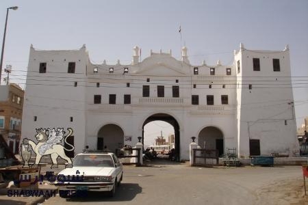 ملثمون مجهولين يهاجمون شرطة الشحر ويجردون الجنود من اسلحتهم