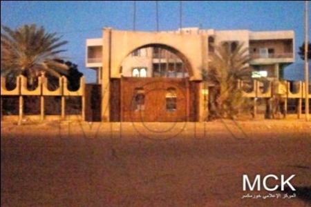 وفد من منظمة السلام الجنوبي والمركز الاعلامي خور مكسر تزور أسرة فلسطينية محاصر بمنزلها بعدن.