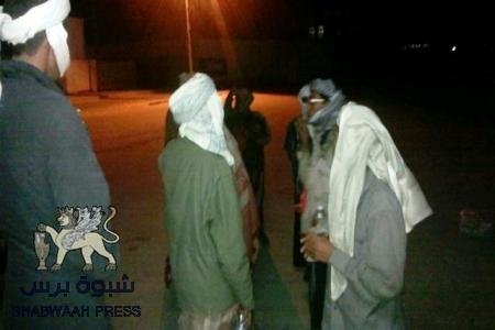 شباب عتق يشكلون حراسات ليلية لمنع السلطات الامنية من إزالة الاعلام الجنوبية .