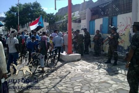 وقفة احتجاجية أمام مبنى محافظة عدن للمطالبةبإطلاق سراح معتقلين