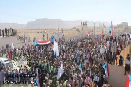 الان حفل شبوة بدأ أولى فقراته بالذكر الحكيم وبكلمة للشيخ مشدود