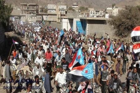 مئآت الآلاف  في الضالع يشيعون الشهيد الديربي الى مثواه الأخير في مقبرة المدينة (صور )