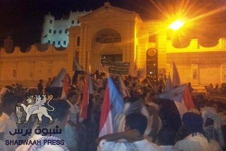 مسيرة مسائية لأنصار الحركة الإحتجاجية الجنوبية بسيئون محافظة حضرموت تندد بجرائم حزب الاصلاح بعدن