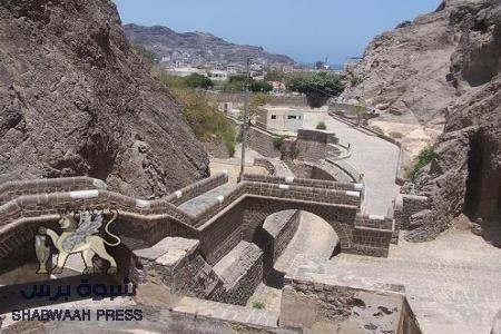 بسبب البناء العشوائي في عدن : مقتل جندي وإصابة آخر في حي الطويلة كريتر
