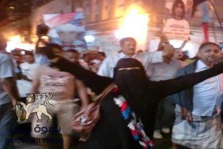 الناشطه زهراء  صالح تدين حملة المداهمات والإعتقالات التي طالت بعض النشطاء السياسيين في الحراك السلمي الجنوبي..