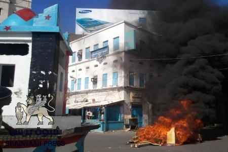 شبوة برس: تنشر الصور الاولى لاحراق مقر حزب الاصلاح بالمكلا(صور) تعديل خبر