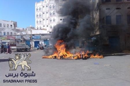 الجماهير الغاضبة تعيق حركة الاطقم العسكرية في المكلا