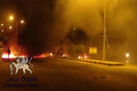 حصار لأحياء المكلا و إحراق محال تجارية بسيؤن والشحر والغيل تشيع الشهيد باسلامة