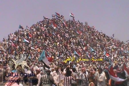 عشرات الالاف يشيعون جثمان الشيهد الردفاني الى الحبيلين(صور)