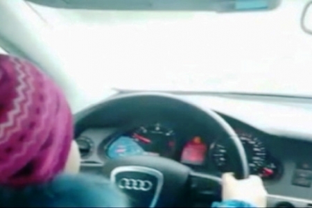 روسي يجبر طفلته على قيادة السيارة بسرعة 100 كلم/ساعة- فيديو