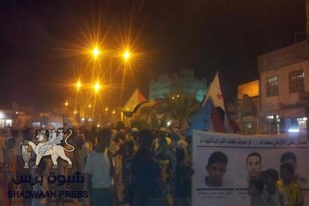 تظاهرة مسائية بسيئون تجدد رفضها لأي حوارات او مبادرات تنتقص من حق الجنوبيين