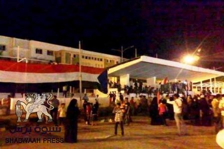 الشيخ بن فريد يحذر هادي من التعرض لشباب عزل يحملون أكفانهم بأيديهم