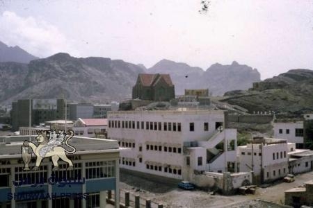 انهيار مبنى سكني في حي كريتر - عدن عصر اليوم الخميس