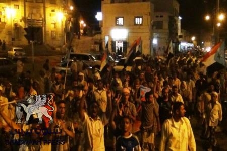 الآلاف في سيئون يشاركون مساء الخميس في مسيرة تضامنية مع أسرة الشهيد البر