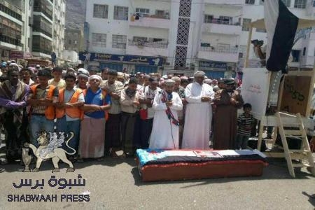 تشييع جنازة الشهيد محمد سعيد الراشدي بعد الصلاة عليه في جمعة المعلا(صور)