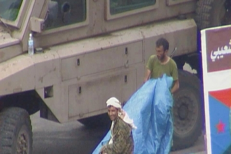 جنود الجيش اليمني ينهبون سجاجيد الصلاة من المعلا