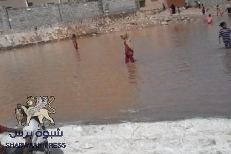 مياه السيول تغمر مدينة تريم وتعطيل كافة المدارس والدوائر الحكومية