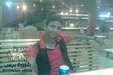 موظفو مكتب البيض يهينون ابن جريح شبوة بن عبدالمانع ويمنعونه من التحدث مع البيض