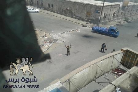 صورة حركة بذيئة لجندي يمني يستحق عليها عقوبة شرعية وعسكرية