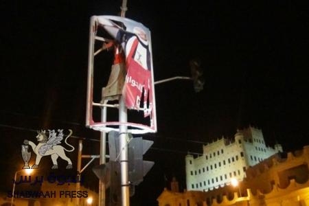 شباب الحراك السلمي بسيئون ينزلون لافتات دعائية لـ ‘‘ يمن موبايل‘‘ تروج للحوار اليمني