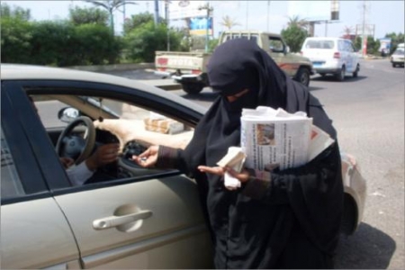 يسرى.. أول بائعة للصحف باليمن