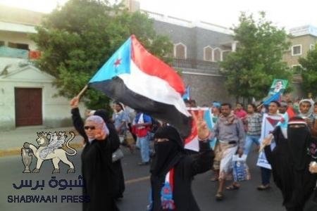 ساحة الدرويش تشهد مسيرة راجلة صوب ساحة التحرير والاستقلال بكريتر بالعاصمة عدن(صور).