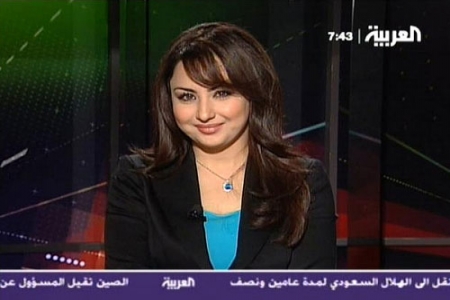 شاهد قبلة ساخنة في نشرة أخبار ‘العربية’