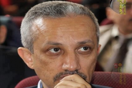 محافظ تعز ينفذ قرار مجموعة هائل بالاعتزال عن مهامه وينتقل الى صنعاء