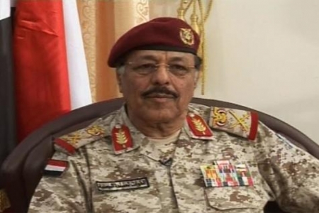 اللواء علي محسن يعود إلى منزله بعد عامين بصحبة مدرعات وتضارب حول تسليمه مقر الفرقة