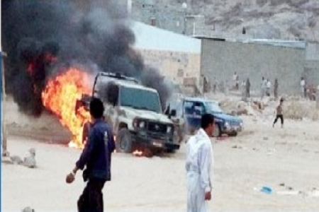 احتراق طقم واصابة سائقه برصاص مجهولين في سوق حريب بمأرب