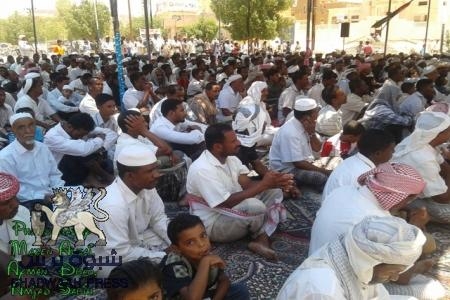 في تريم: ساحة الشهيد رامي البر تكتظ بجموع المصليين التواقين للحرية والاستقلال والمناديين بالتصعيد الثوري