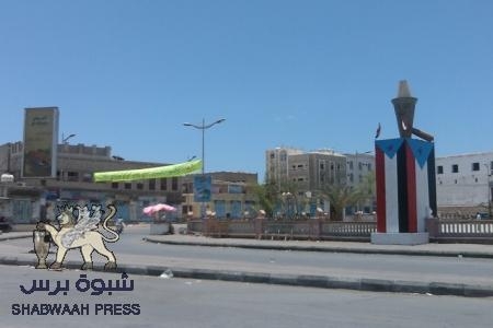 عصيان مدني شامل شل الحركة في مدينة الشحر والاعلام السوداء ترفرف في الشوارع وعلى البيوت