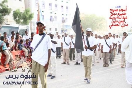 سرية الشهيد رامي البر تنظم عرضا عسكريا رمزيا حضرة الا لاف من ابناء الجنوب بمدينة تريم